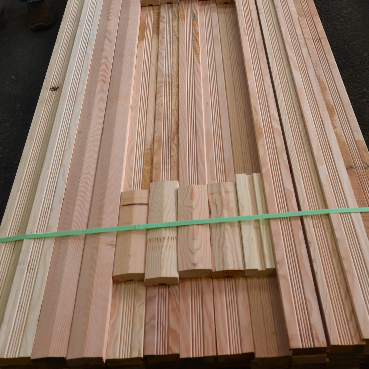 2x4 Douglas Fir PATTERN D&BTR MG 322'/BF SLN1005-C224367
