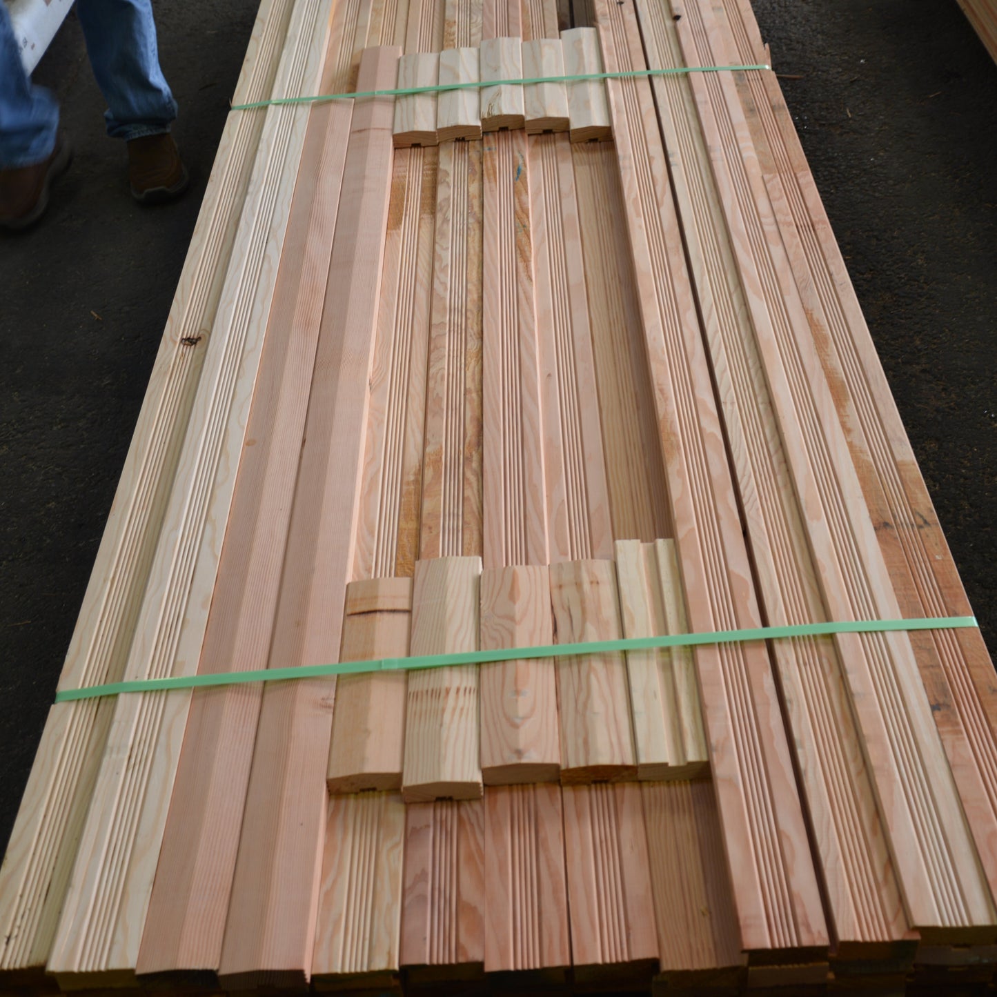 2x4 Douglas Fir PATTERN D&BTR MG 322'/BF SLN1005-C224367